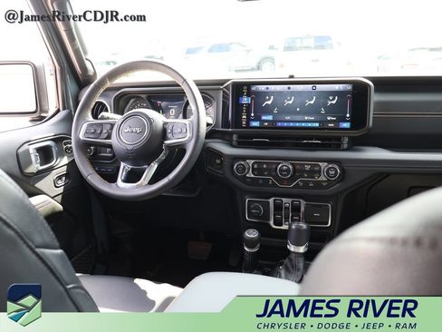 Used 2024 Jeep Wrangler Unlimited Sahara w/ Technology Group AWD/4WD image 12