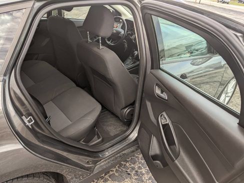 Used 2017 Ford Focus SE w/ Cold Weather Package FWD image 15