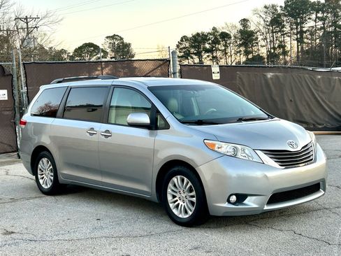 Used 2011 Toyota Sienna XLE image 4