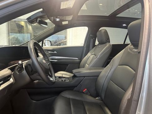 Used 2025 Cadillac XT4 Premium Luxury image 9