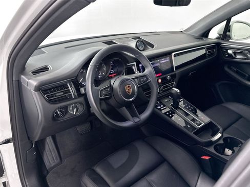 Certified 2025 Porsche Macan AWD/4WD image 4