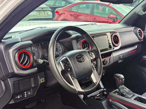 Used 2018 Toyota Tacoma TRD Off-Road AWD/4WD image 21
