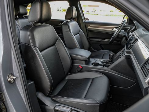 Used 2020 Volkswagen Atlas Cross Sport SE w/ Panoramic Sunroof Package FWD image 31