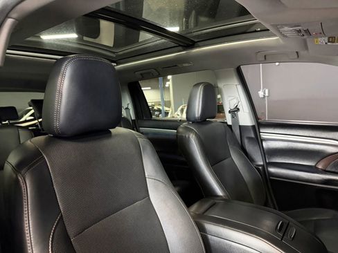 Used 2017 Toyota Highlander Limited Platinum w/ Carpet Mat Package AWD/4WD image 21