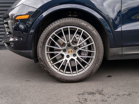 Certified 2022 Porsche Cayenne Platinum Edition image 23