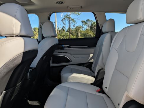 New 2025 Kia Telluride S image 16