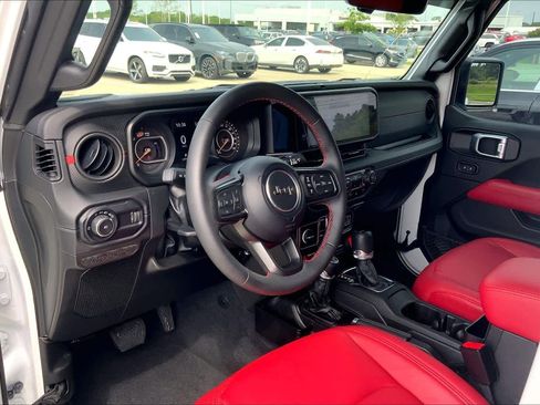 Used 2024 Jeep Wrangler Unlimited Rubicon AWD/4WD image 17