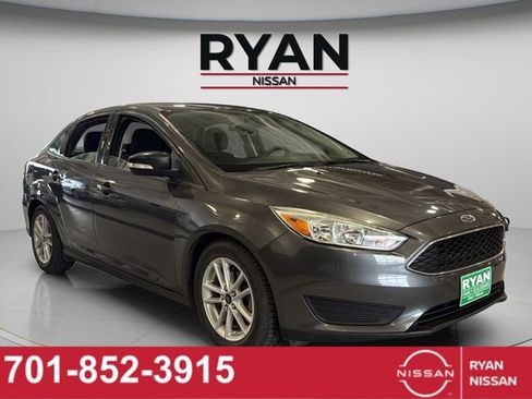 Used 2017 Ford Focus SE w/ Cold Weather Package image 9