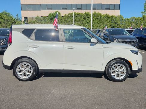 Used 2025 Kia Soul LX w/ LX Technology Package FWD image 3