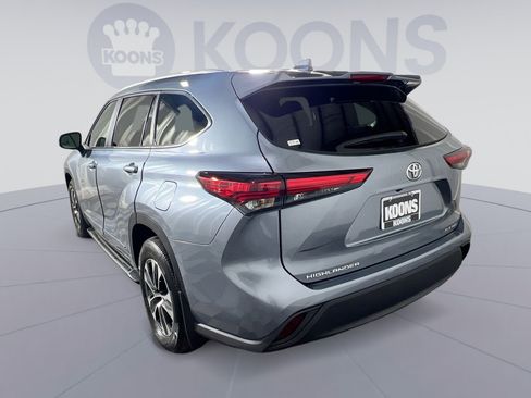 Used 2023 Toyota Highlander XLE image 4