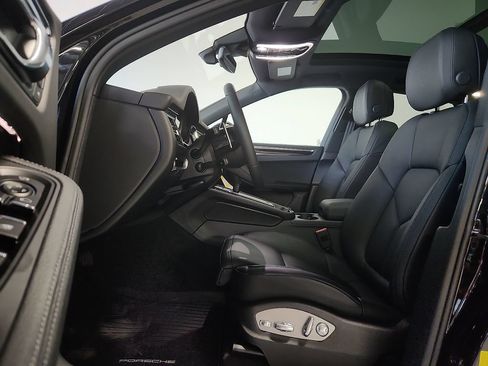 New 2026 Porsche Macan AWD/4WD image 5