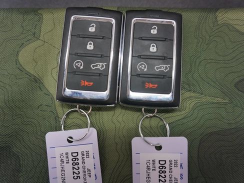 Used 2022 Jeep Grand Cherokee Summit AWD/4WD image 19