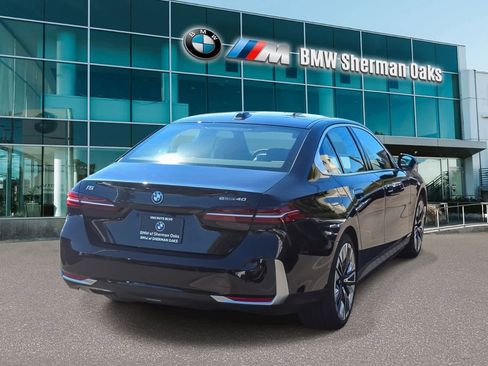 New 2026 BMW i5 eDrive40 w/ Premium Package image 4