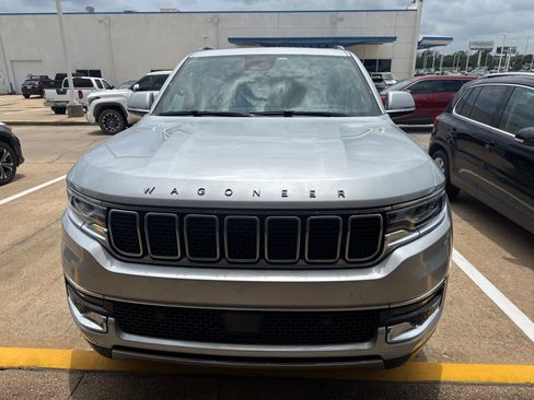 Used 2022 Jeep Wagoneer Series III w/ Premium Group I AWD/4WD image 2