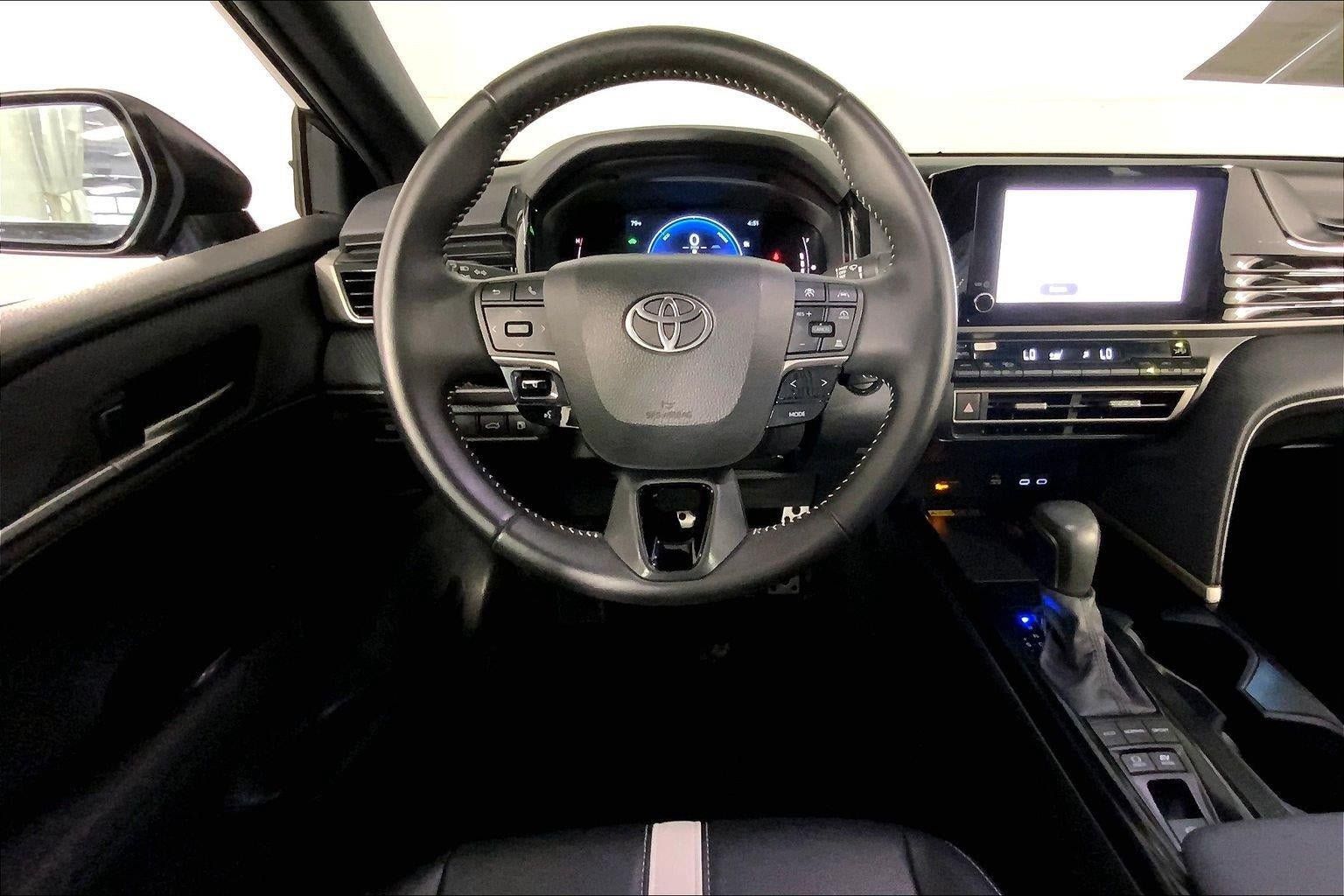 Used 2025 Toyota Camry SE FWD image 5