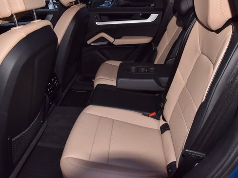 Used 2025 Porsche Cayenne Base image 14