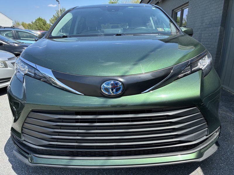 Used 2023 Toyota Sienna LE AWD/4WD image 2