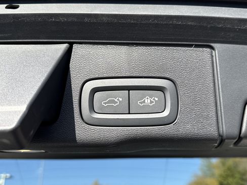 Used 2025 Volvo XC60 B5 Plus image 39