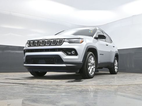 Used 2025 Jeep Compass Limited AWD/4WD image 31