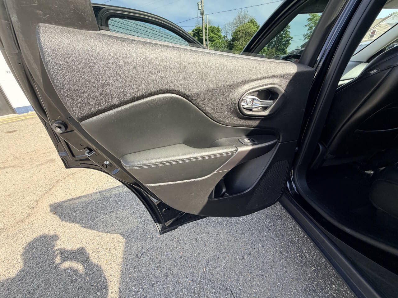 Used 2019 Jeep Cherokee Latitude Plus w/ Cold Weather Group AWD/4WD image 49