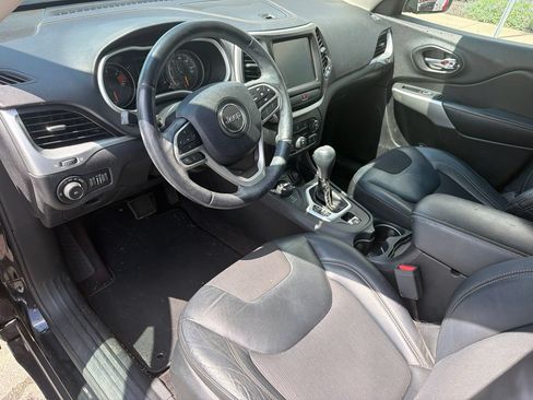 Used 2018 Jeep Cherokee Latitude Plus AWD/4WD image 13