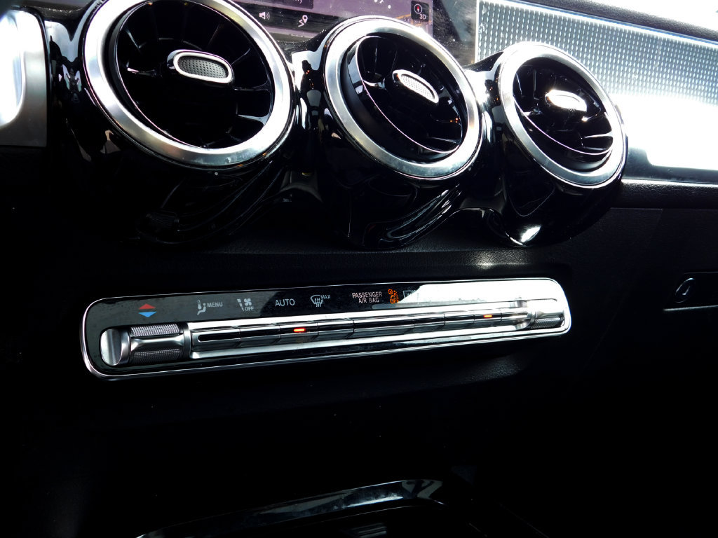 Used 2021 Mercedes-Benz GLB 250 4MATIC w/ Premium Package image 21