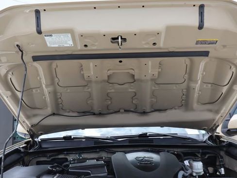 Used 2018 Toyota Tacoma SR5 RWD image 19