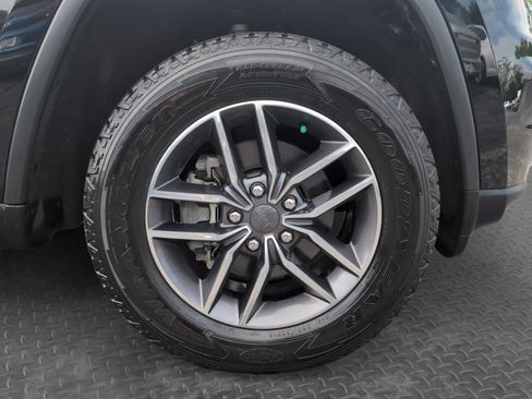 Used 2019 Jeep Grand Cherokee Laredo w/ 18" Wheel & 8.4" Radio Group AWD/4WD image 28