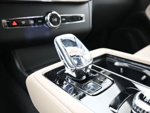 New 2026 Volvo XC90 T8 Plus w/ Protection Package Premier AWD/4WD image 13