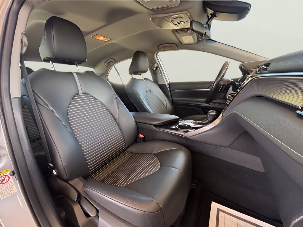 Used 2019 Toyota Camry SE FWD image 3