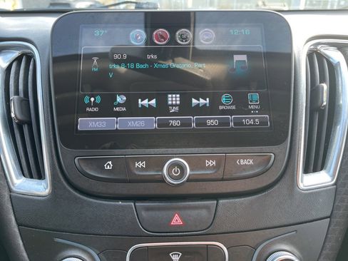 Used 2017 Chevrolet Malibu LT image 16