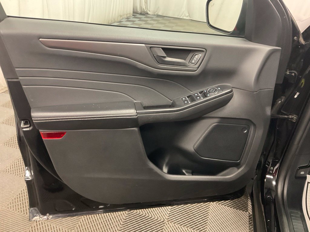 Used 2025 Ford Escape Active AWD/4WD image 15
