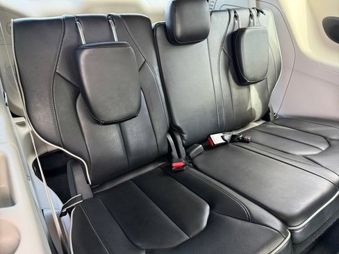 Used 2023 Chrysler Pacifica Limited image 18