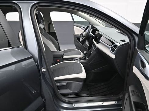 New 2026 Volkswagen Taos SE image 14
