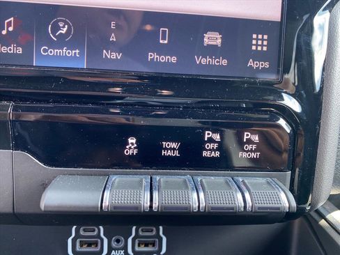 Used 2023 RAM 1500 Laramie AWD/4WD image 14