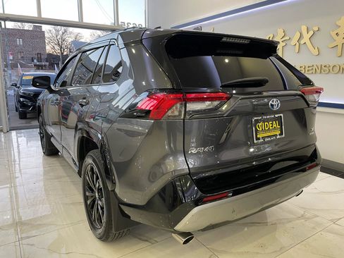 Used 2022 Toyota RAV4 SE w/ Convenience Package AWD/4WD image 4