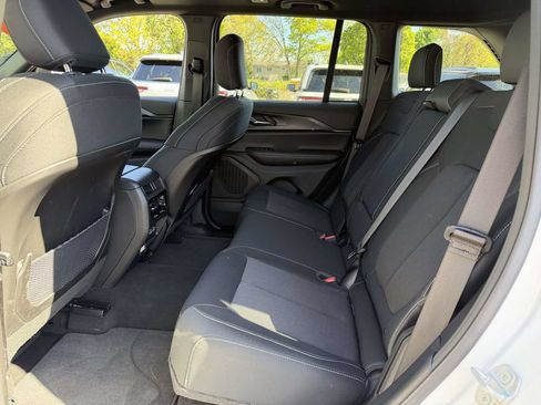 Used 2025 Jeep Grand Cherokee Laredo X w/ Luxury Tech Group I AWD/4WD image 22