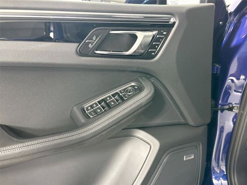 Certified 2025 Porsche Macan Turbo AWD/4WD image 32