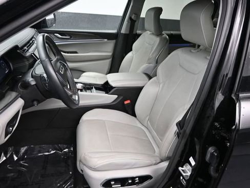 Used 2021 Jeep Grand Cherokee L Overland w/ Luxury Tech Group IV AWD/4WD image 17