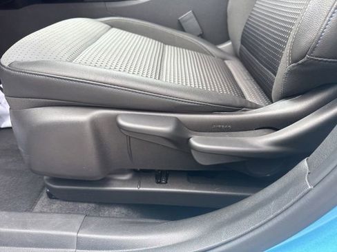Used 2025 Chevrolet Trax LT w/ LT Convenience Package FWD image 13