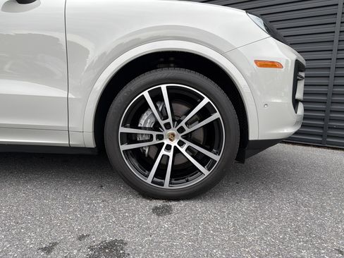 Used 2024 Porsche Cayenne Coupe AWD/4WD image 9