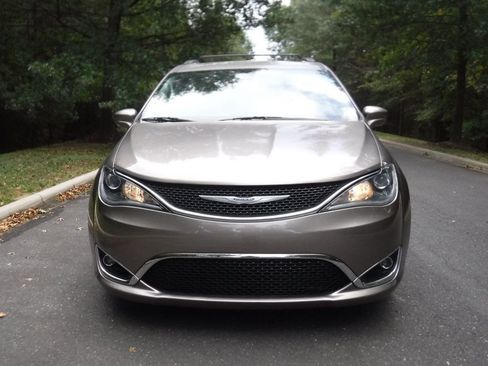 Used 2017 Chrysler Pacifica Touring-L image 2