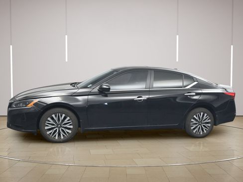 Certified 2025 Nissan Altima 2.5 SR FWD image 4