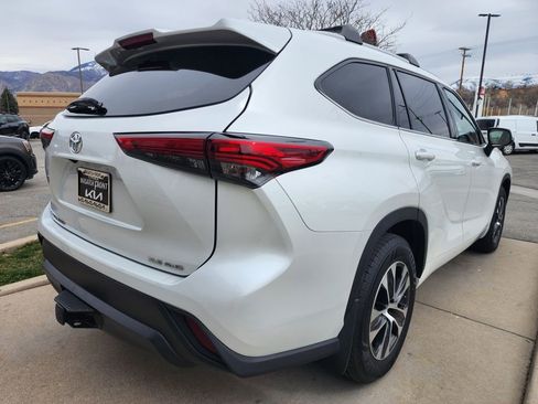 Used 2022 Toyota Highlander XLE AWD/4WD image 5