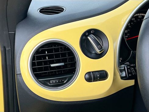 Used 2013 Volkswagen Beetle TDI image 10