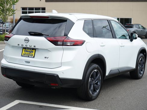 Used 2024 Nissan Rogue SV image 3