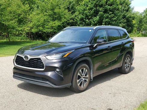 Used 2022 Toyota Highlander XLE AWD/4WD image 2