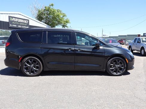 Used 2020 Chrysler Pacifica Touring-L Plus FWD image 21