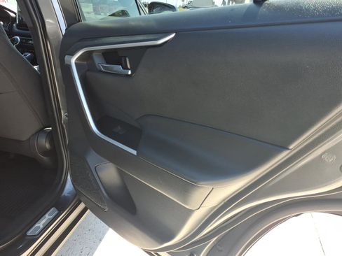 Used 2022 Toyota RAV4 SE w/ Convenience Package image 10