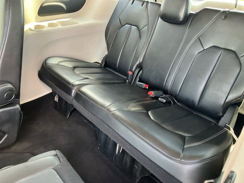 Used 2023 Chrysler Pacifica Touring-L image 37